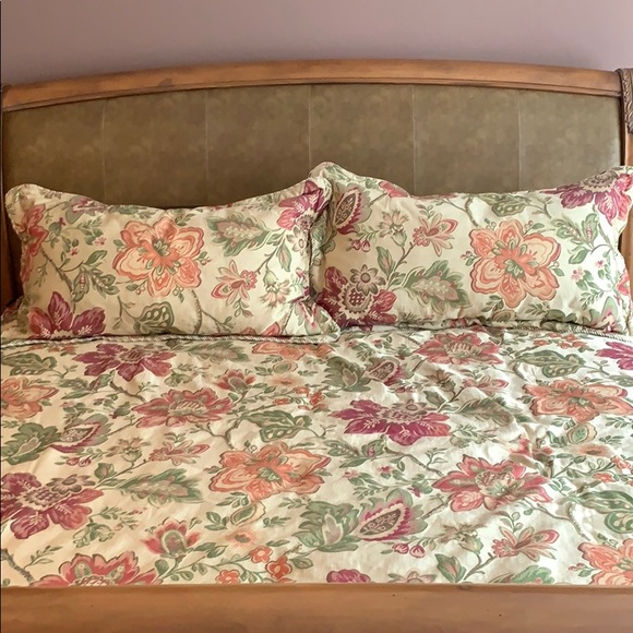 King size comforter and matching pillow shams - Picture 2 of 4
